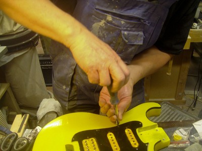 Installing the pickguard...