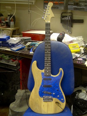 I assembled the guitar temporarily before starting to paint it to rule out any flaws.