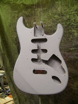 Then I disassembled the guitar to paint it. First I sprayed the primer...