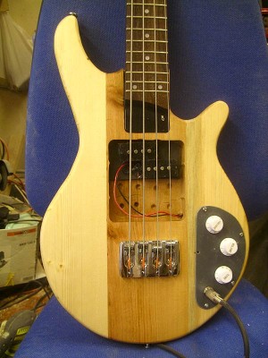 The bass has a 34&quot; scale harvested neck and 2-pickup controls. Both neck and bridge pickups can be tested at he same time. The first pickup I tested was an overwound Precision bass pu, the &quot;Molten Lead Pb Pickup&quot; with neodymium rod magnets and 10.5 kΩ DC resistance. I also tested a se of &quot;Hot Jazz&quot; pickups, with neodymium magnets as well. They all sounded clear and powerful. I'll post separate threads on the pickups later.