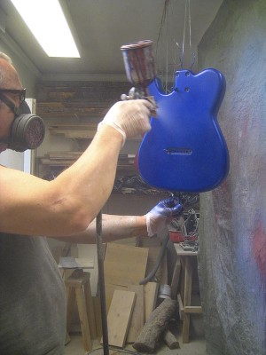 The next step was spraying transparent blue tint on the silver paint until the tone and the transparency where what I was trying to achieve. After that I sprayed a coat of clear.