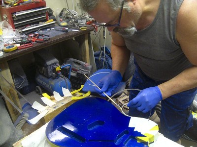 When the lacquer was dry I scraped off the excess lacquer from the binding channel and glued the binding in place using acetone as adhesive. I found it easiest to apply the acetone with a narrow brush.