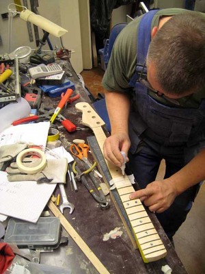 19-Applying-CA-glue-to-fret-slot.jpg