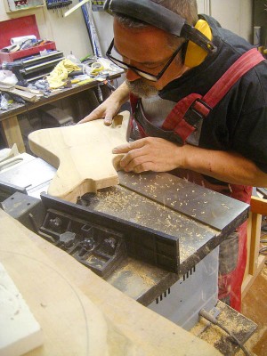 Bevelling the body front edge with a 45° angle router bit.